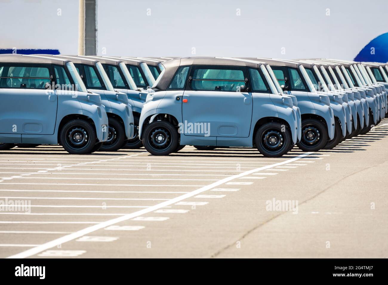 Auf dem Parkplatz des Roll-on/Roll-off-Terminals (Ro-Ro) im Hafen von Le Havre Reihen sich brandneue, lizenzfreie Citroën AMI-Elektroautos im Freien an. Stockfoto