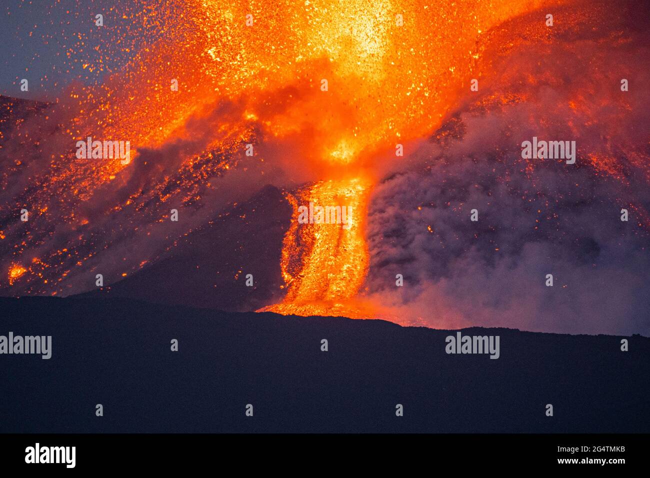 Der Ausbruch fand am 22. Juni 2021 statt. ÄTNA, ITALIEN: LIVE-FOTOS zeigen Lavafontänen, die von der jüngsten Eruption des Ätna abfeuern. Zoll Stockfoto