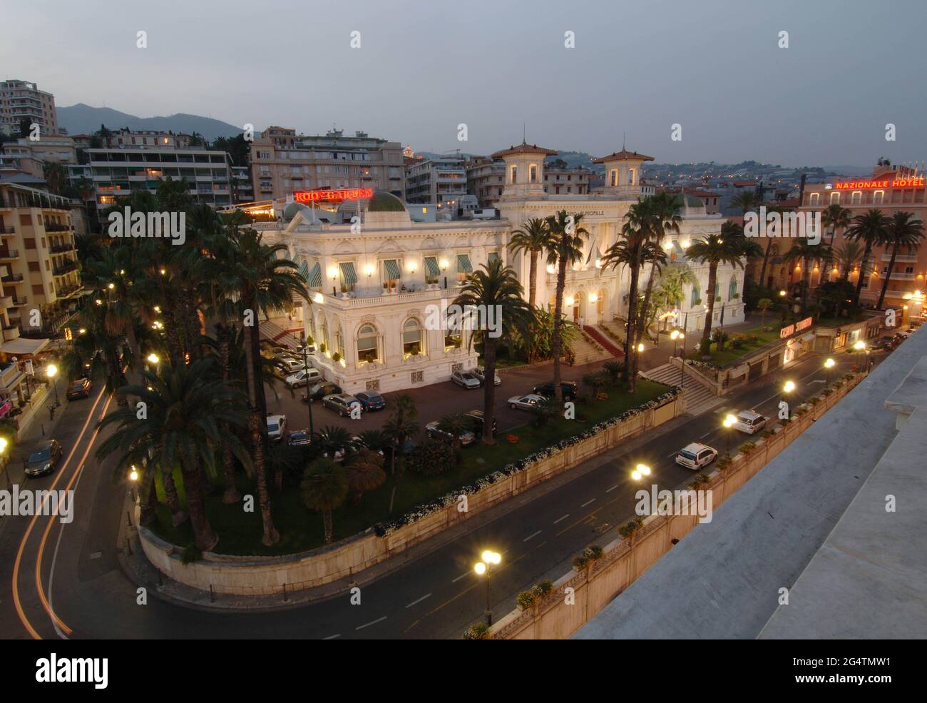 Italien,Sanremo, Casino Municipale Sanremo, Panorama-Nachtansicht Foto © Sandro Michahelles/Sintesi/Alamy Stock Photo Stockfoto