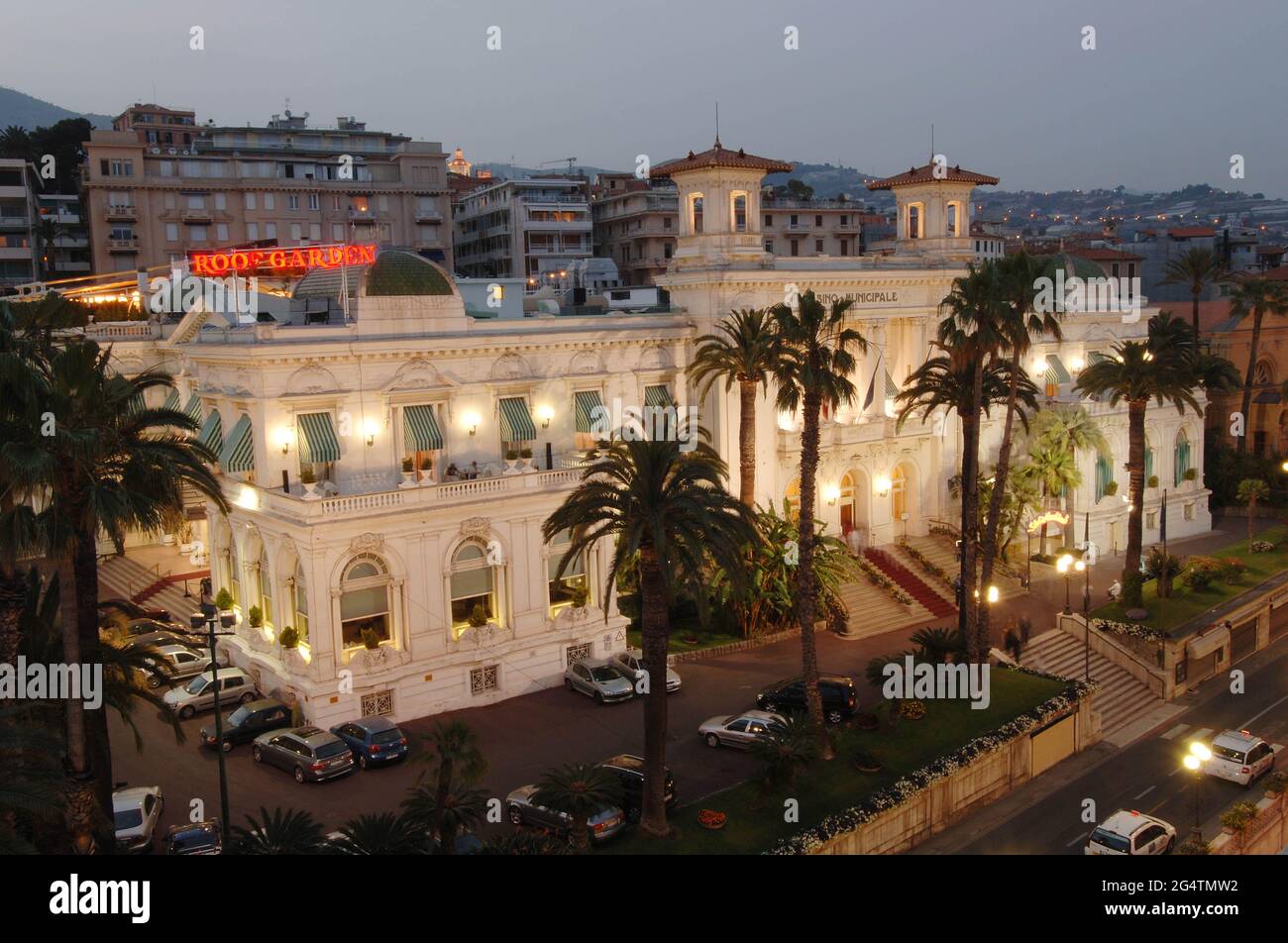 Italien,Sanremo, Casino Municipale Sanremo, Panorama-Nachtansicht Foto © Sandro Michahelles/Sintesi/Alamy Stock Photo Stockfoto