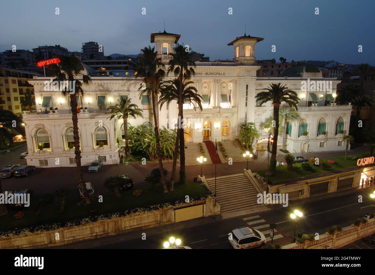 Italien,Sanremo, Casino Municipale Sanremo, Panorama-Nachtansicht Foto © Sandro Michahelles/Sintesi/Alamy Stock Photo Stockfoto