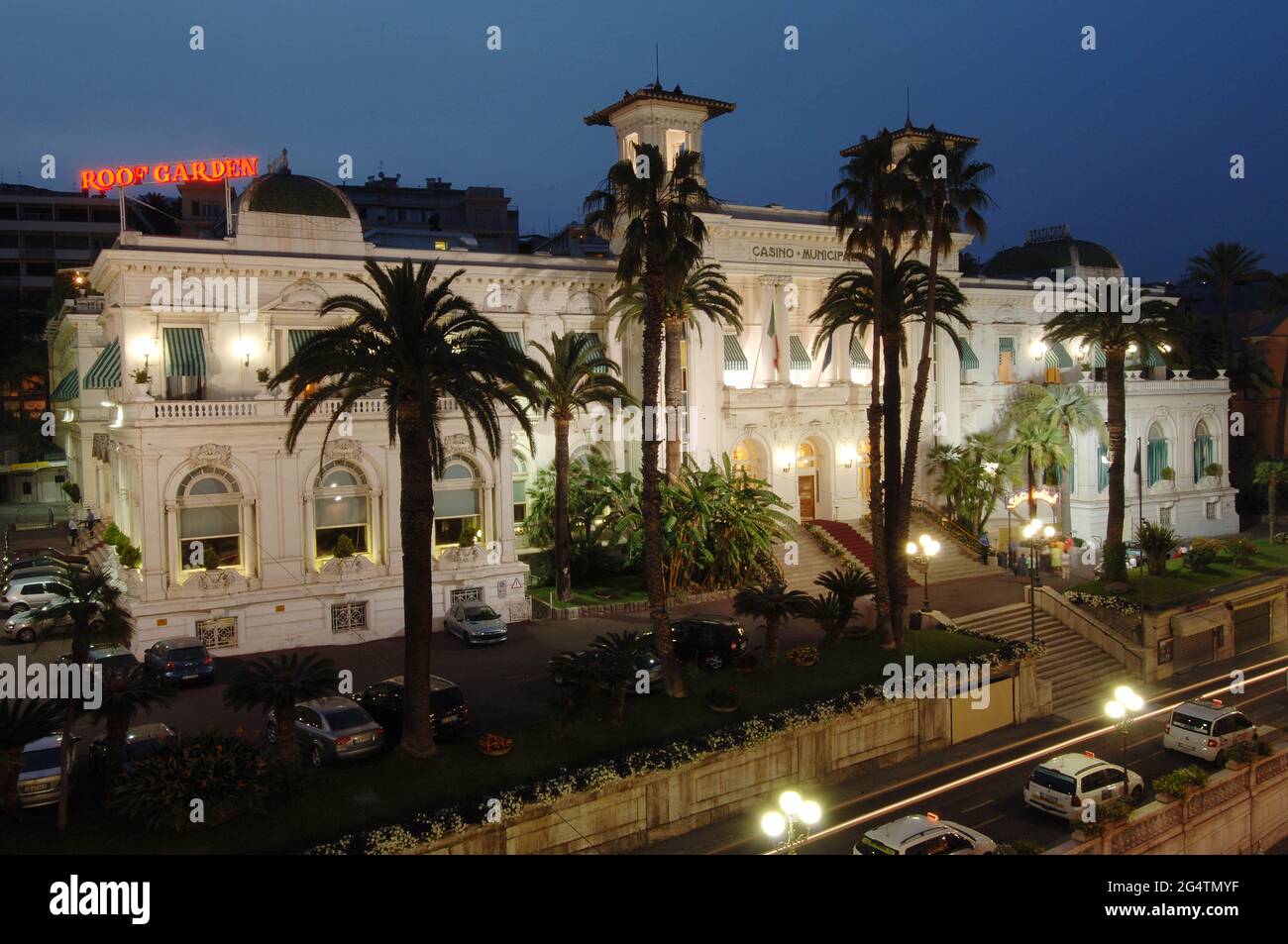 Italien,Sanremo, Casino Municipale Sanremo, Panorama-Nachtansicht Foto © Sandro Michahelles/Sintesi/Alamy Stock Photo Stockfoto