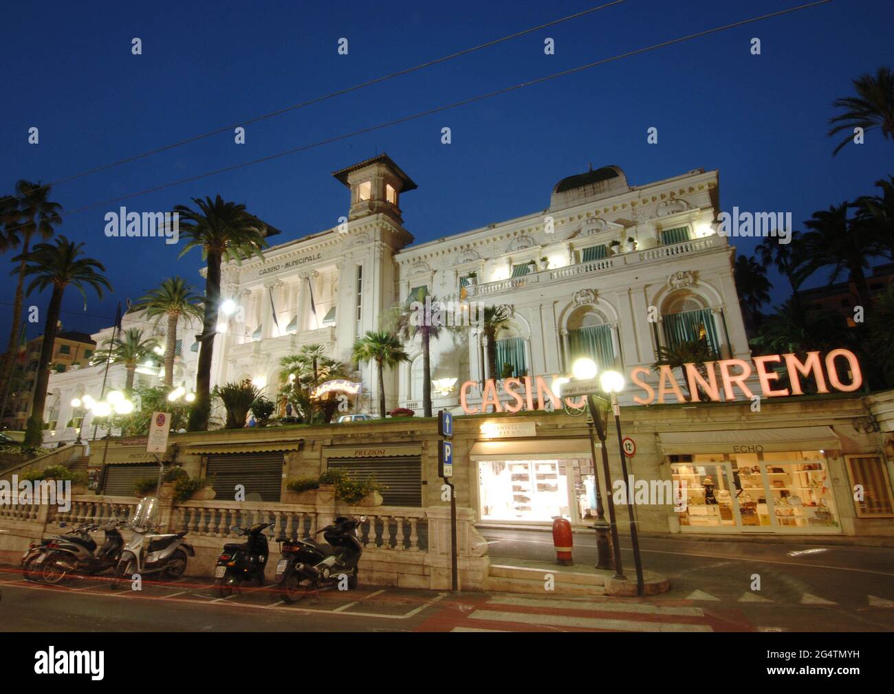 Italien, Sanremo, Casino Municipale Sanremo, Fassade Nachtansicht Foto © Sandro Michahelles/Sintesi/Alamy Stock Photo Stockfoto