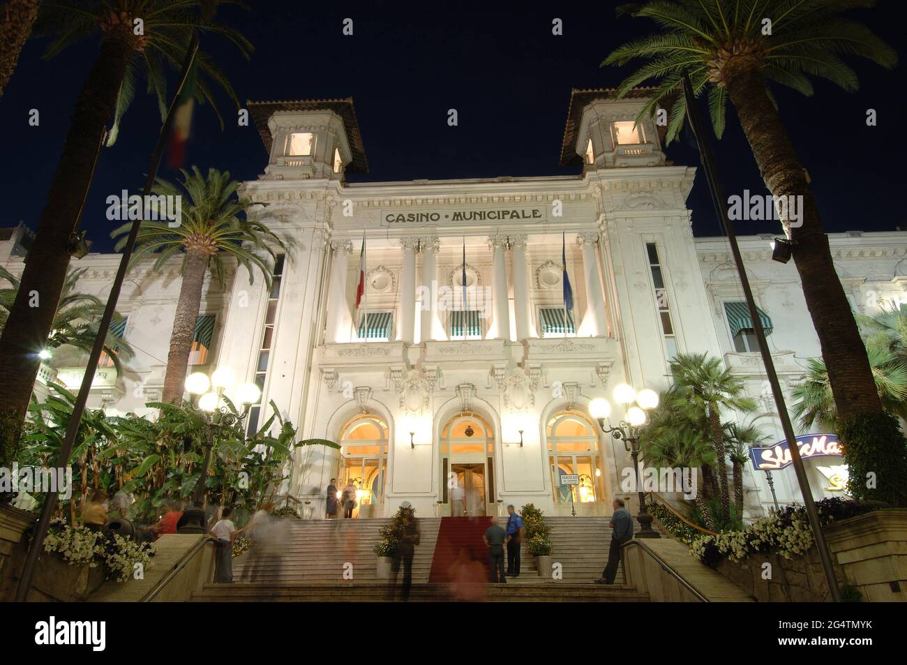 Italien, Sanremo, Casino Municipale Sanremo, Fassade Nachtansicht Foto © Sandro Michahelles/Sintesi/Alamy Stock Photo Stockfoto