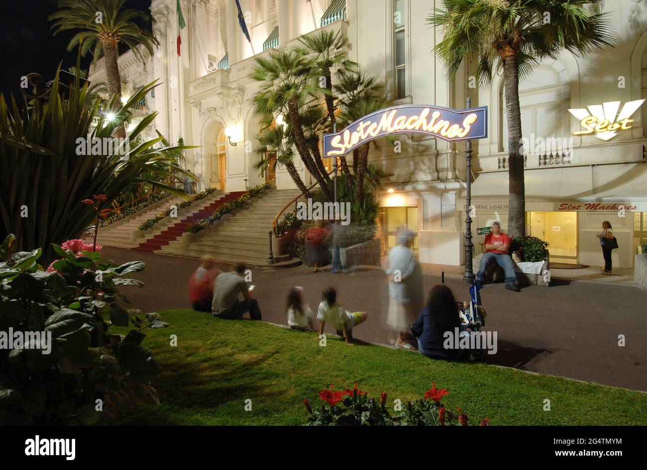 Italien, Sanremo, Casino Municipale Sanremo, Fassade Nachtansicht Foto © Sandro Michahelles/Sintesi/Alamy Stock Photo Stockfoto