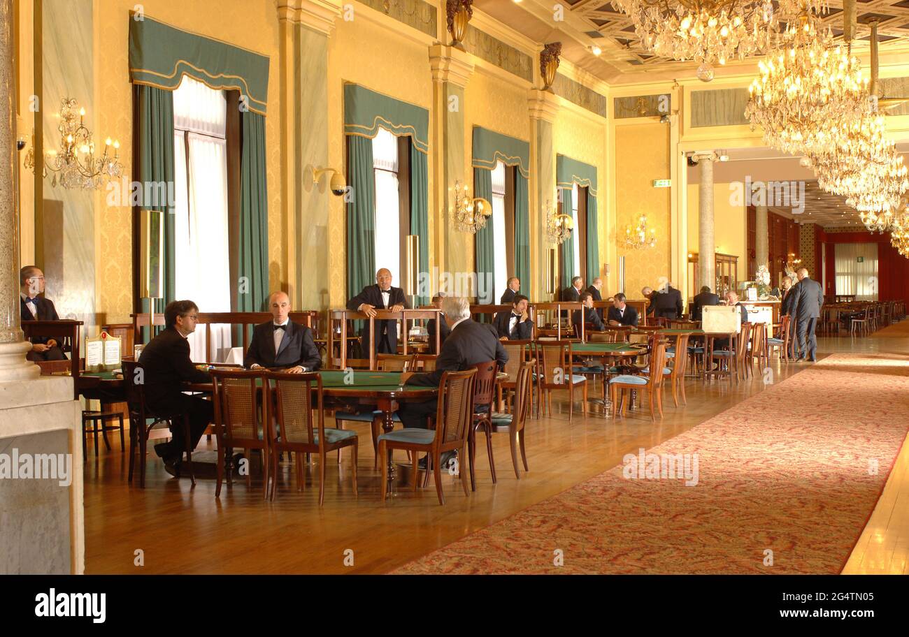 Italien, Sanremo, Casino Municipale Sanremo, Innenraum des Casinos mit Spieltischen Foto © Sandro Michahelles/Sintesi/Alamy Stock Photo Stockfoto