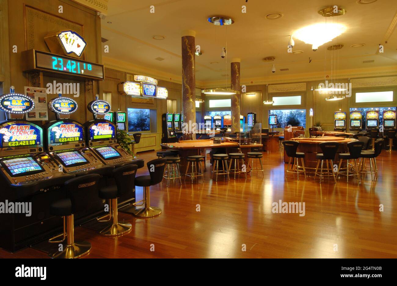 Italien, Sanremo, Casino Municipale Sanremo, Innenraum des Casinos mit Spieltischen Foto © Sandro Michahelles/Sintesi/Alamy Stock Photo Stockfoto