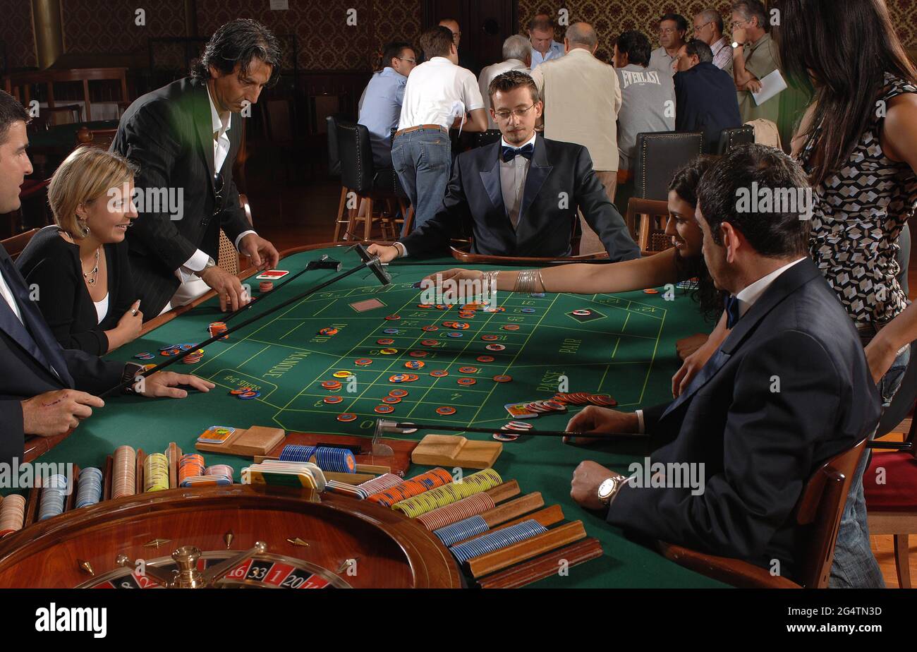 Italien, Sanremo, Casino Municipale Sanremo, Menschen wetten, Roulette spielen Foto © Sandro Michahelles/Sintesi/Alamy Stockfoto Stockfoto