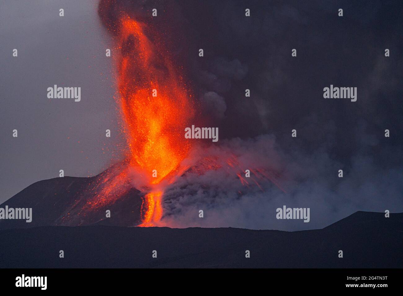 Der Lavafontäne schoss mehrere hundert Meter in die Luft. ÄTNA, ITALIEN: LIVE-FOTOS zeigen Lavafontänen, die vom Ätna am meisten aufquellen Stockfoto