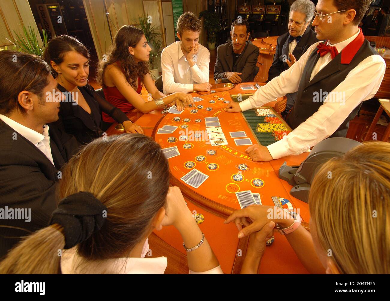 Italien, Sanremo, Casino Municipale Sanremo, Croupier am Blackjack Spieltisch Foto © Sandro Michahelles/Sintesi/Alamy Stock Photo Stockfoto