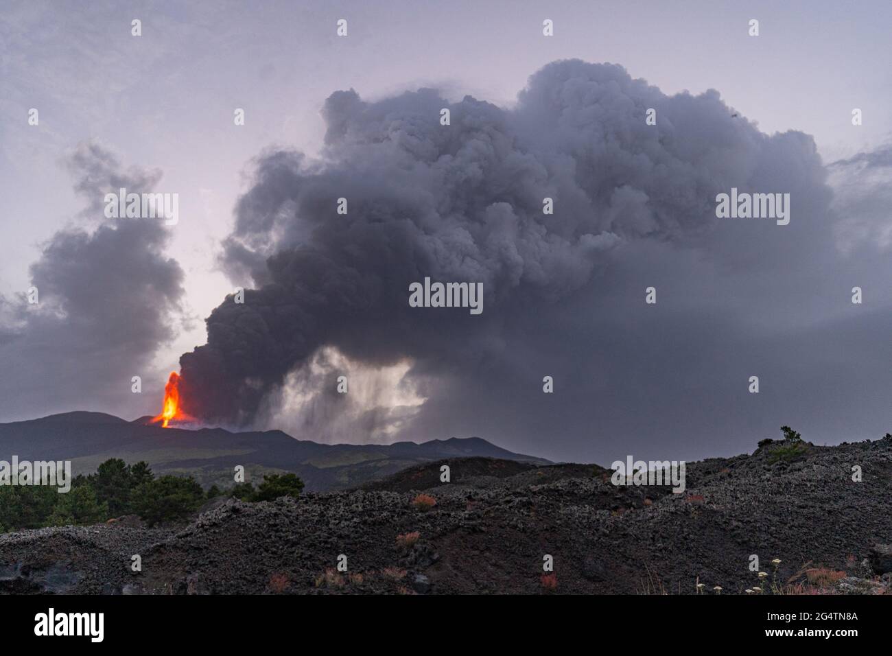 Der Rauch der Eruption stürzte durch die Landschaft. ÄTNA, ITALIEN: LIVE-FOTOS zeigen Lavafontänen, die von der jüngsten er des Ätna abströmen Stockfoto