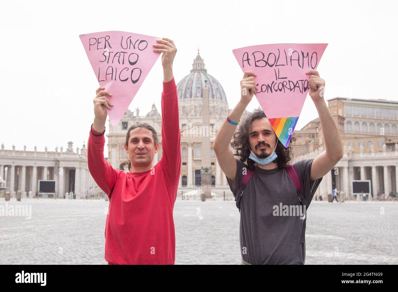 Rom, Italien. Juni 2021. Zwei Aktivisten der LGBT-Gemeinschaft in Rom zeigen ihre Transparente vor dem Petersdom zwei Aktivisten der LGBT-Gemeinschaft in Rom organisierten einen Protestblitz mit Schildern und einer LGBT-Flagge vor dem Petersdom, um gegen die Einmischung des Vatikans in die Genehmigung des Zan-Gesetzes zu protestieren Dekret gegen Homophobie. Eine von zwei Aktivisten ist Andrea Maccarrone, ehemalige Präsidentin des homosexuellen Kulturclubs Mario Mieli. (Foto von Matteo Nardone/Pacific Press) Quelle: Pacific Press Media Production Corp./Alamy Live News Stockfoto