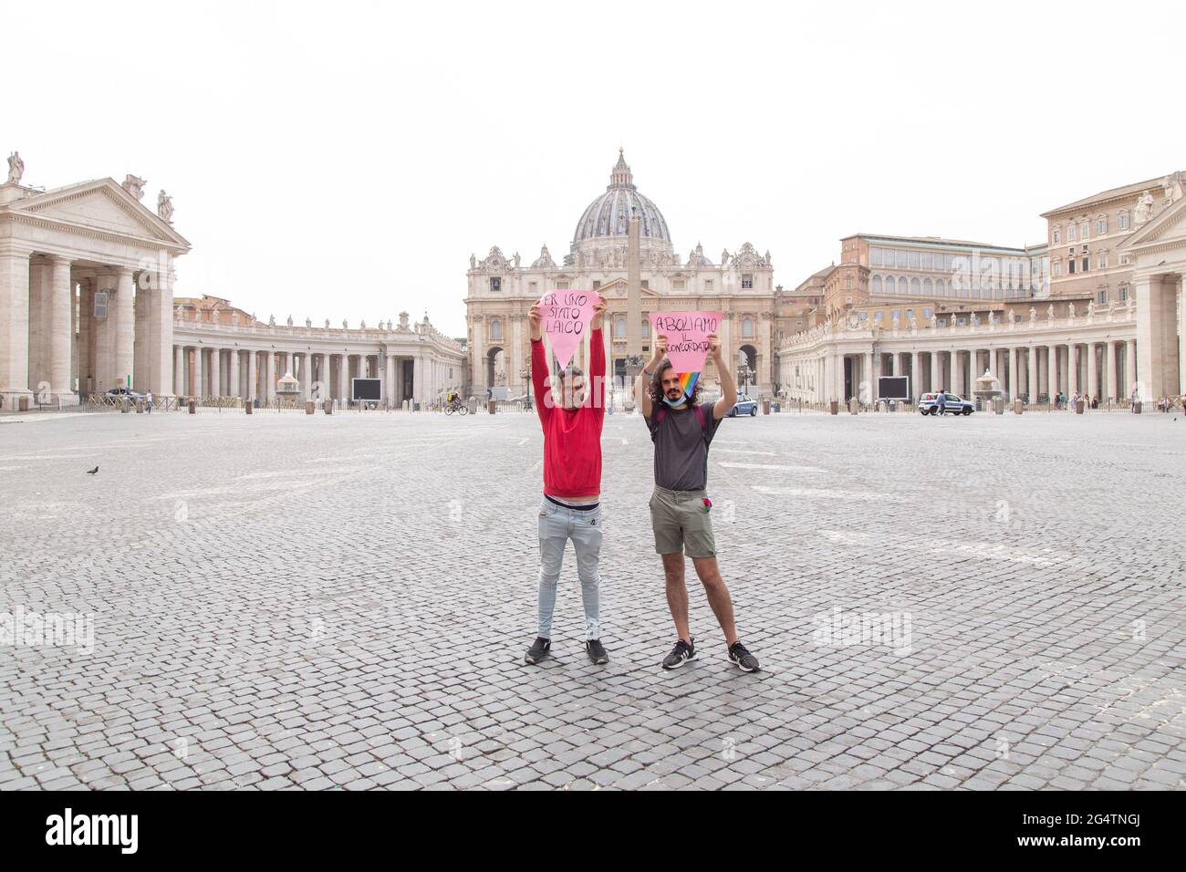 Rom, Italien. Juni 2021. Zwei Aktivisten der LGBT-Gemeinschaft in Rom zeigen ihre Transparente vor dem Petersdom zwei Aktivisten der LGBT-Gemeinschaft in Rom organisierten einen Protestblitz mit Schildern und einer LGBT-Flagge vor dem Petersdom, um gegen die Einmischung des Vatikans in die Genehmigung des Zan-Gesetzes zu protestieren Dekret gegen Homophobie. Eine von zwei Aktivisten ist Andrea Maccarrone, ehemalige Präsidentin des homosexuellen Kulturclubs Mario Mieli. (Foto von Matteo Nardone/Pacific Press) Quelle: Pacific Press Media Production Corp./Alamy Live News Stockfoto