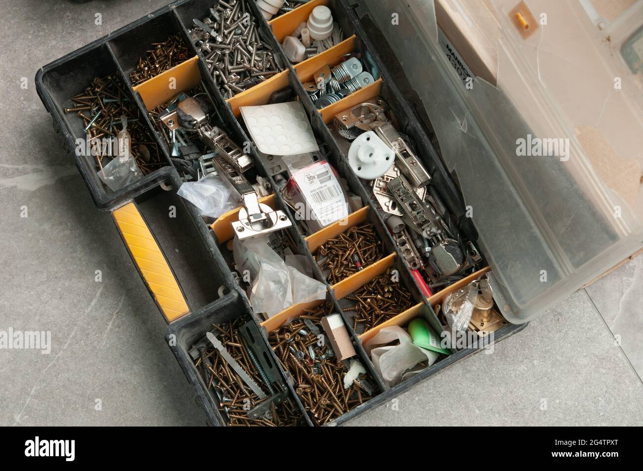 Eine Schachtel mit Teilen, die einem Küchenmonteur gehören. Stockfoto