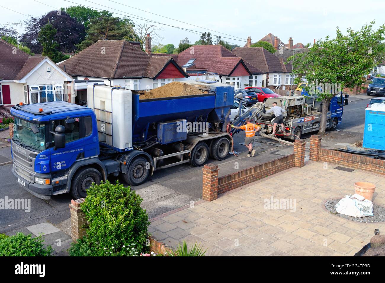 Ein „Total Concrete“-Lastwagen, der Transportbetonteile an ein privates Wohnhaus in Shepperton, Surrey, England, liefert Stockfoto