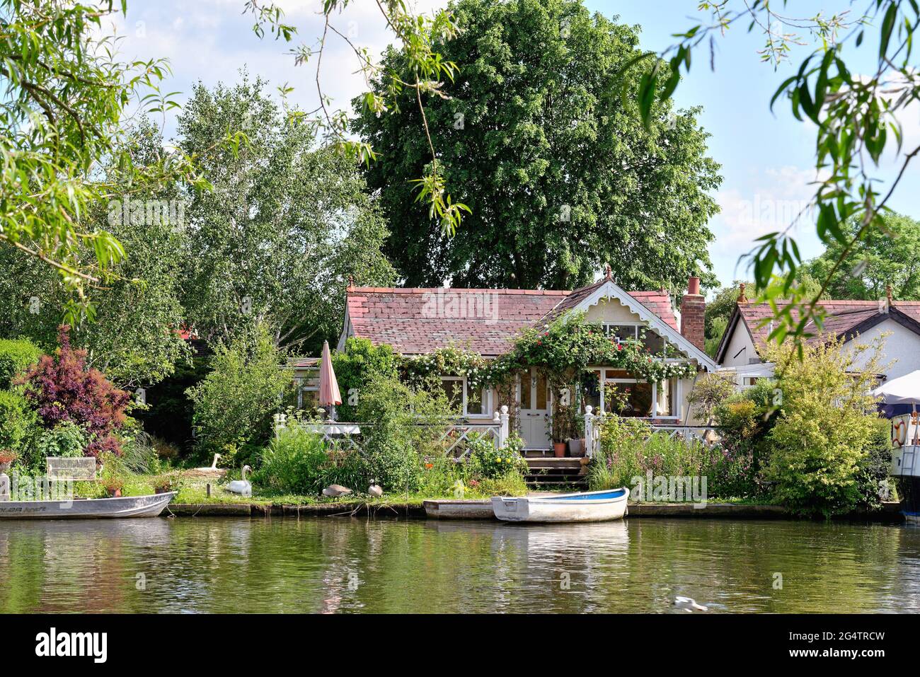 Die Vorderseite einer alten Hütte am Fluss auf der Pharaonen-Insel an der Themse in Shepperton, an einem Sommertag Surrey England Großbritannien Stockfoto