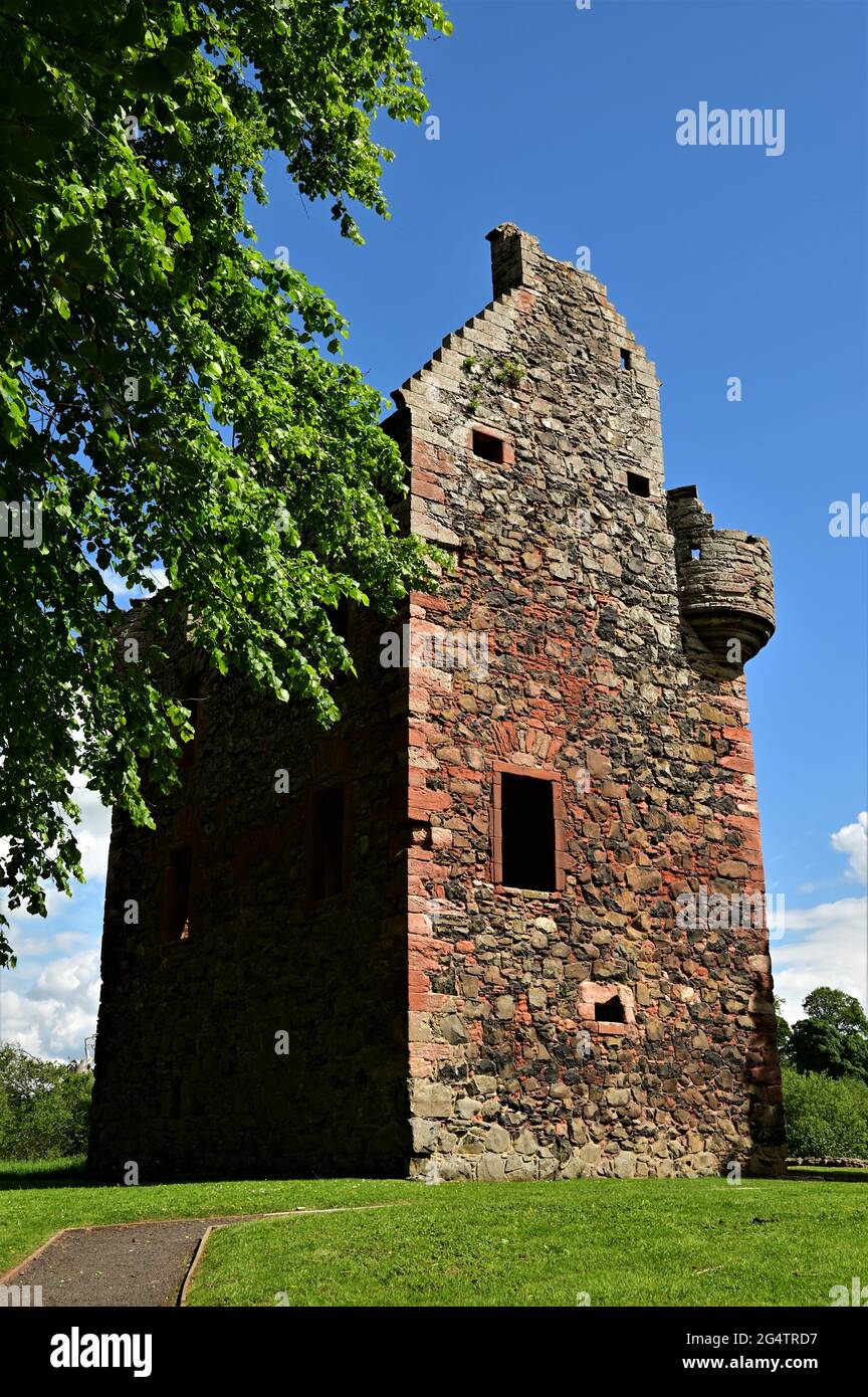 Außenansicht der Ruinen eines mittelalterlichen Turmhauses in Greenknowe an der schottischen Grenze. Stockfoto
