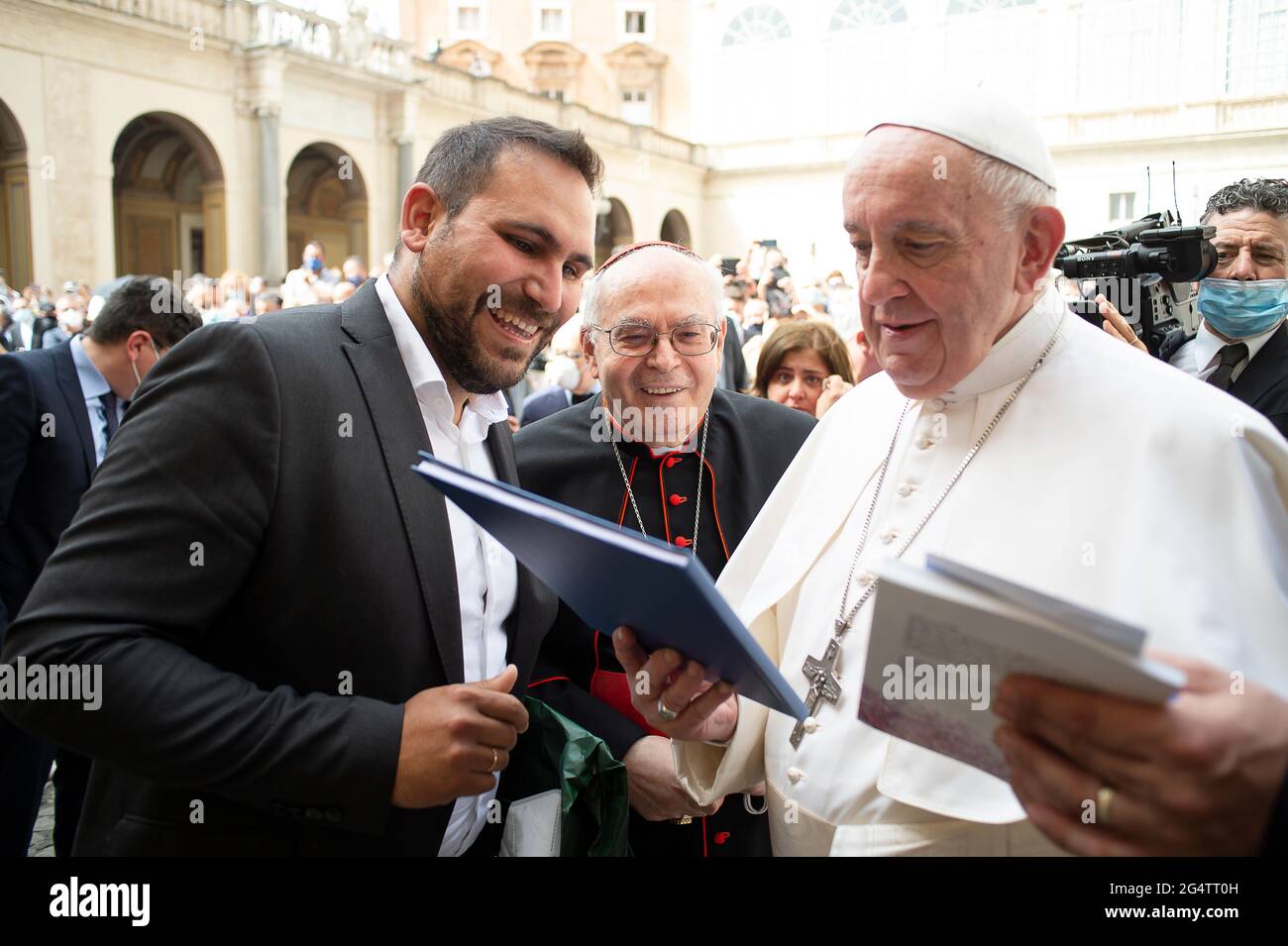 Rom, Italien. Juni 2021. 23. Juni 2021: Papst Franziskus grüßt Pablo Moreno, den Filmregisseur Claret und Kardinal Aquilino Bocos Merino. Während seiner wöchentlichen Generalaudienz im Innenhof des heiligen Damasus im Vatikan Credit: Independent Photo Agency/Alamy Live News Stockfoto