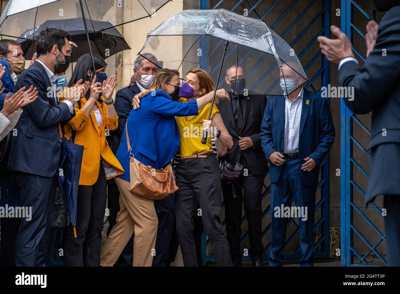 Barcelona, Spanien. Juni 2021. Die ehemalige Präsidentin des katalanischen Parlaments, Carme Forcadell, wird nach der Freilassung aus dem Frauengefängnis von Barcelona umarmt. Die ehemalige Präsidentin des katalanischen Parlaments, Carme Forcadell, Wird aus dem Frauengefängnis von Barcelona entlassen, nachdem die spanische Regierung den Führern des Unabhängigkeitsprozesses von Katalonien die Begnadigung gewährt hat. (Foto von Paco Freire/SOPA Images/Sipa USA) Quelle: SIPA USA/Alamy Live News Stockfoto