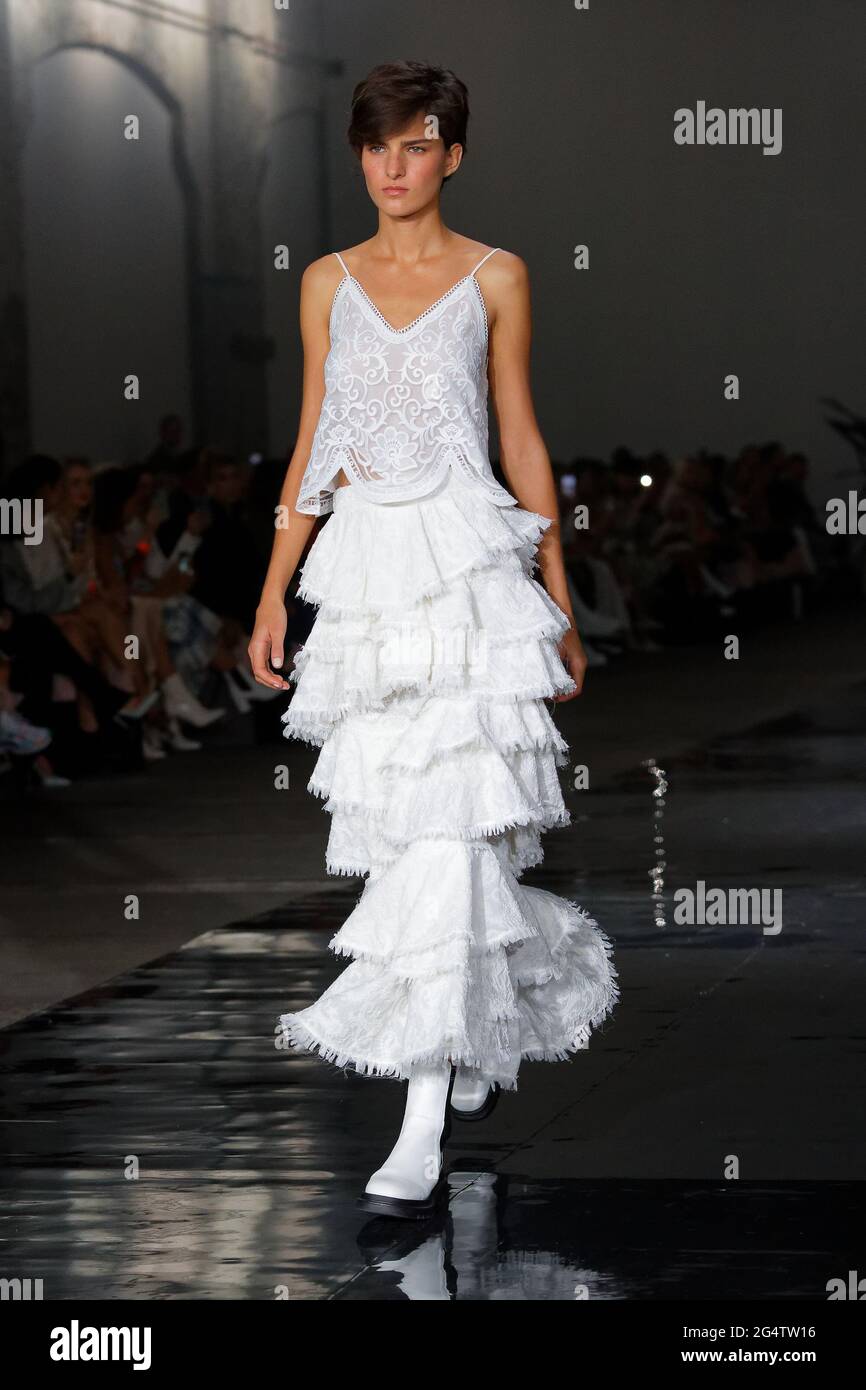 Astrd Holler läuft während der IXIAH-Show während der Afterpay Australian Fashion Week Resort 2022 Collections am 1. Juni 2 auf der Carriageworks Stockfoto