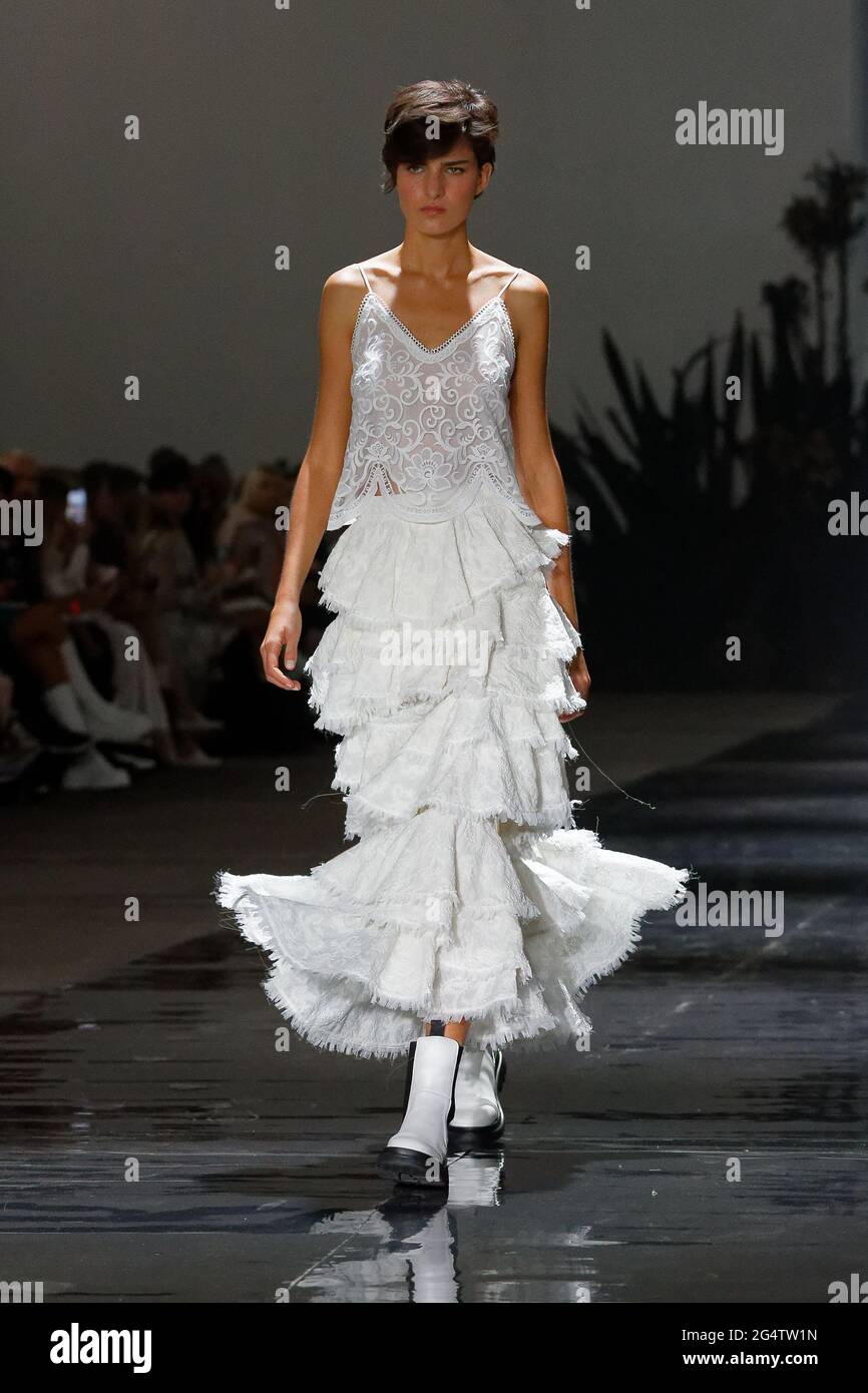 Astrd Holler läuft während der IXIAH-Show während der Afterpay Australian Fashion Week Resort 2022 Collections am 1. Juni 2 auf der Carriageworks Stockfoto