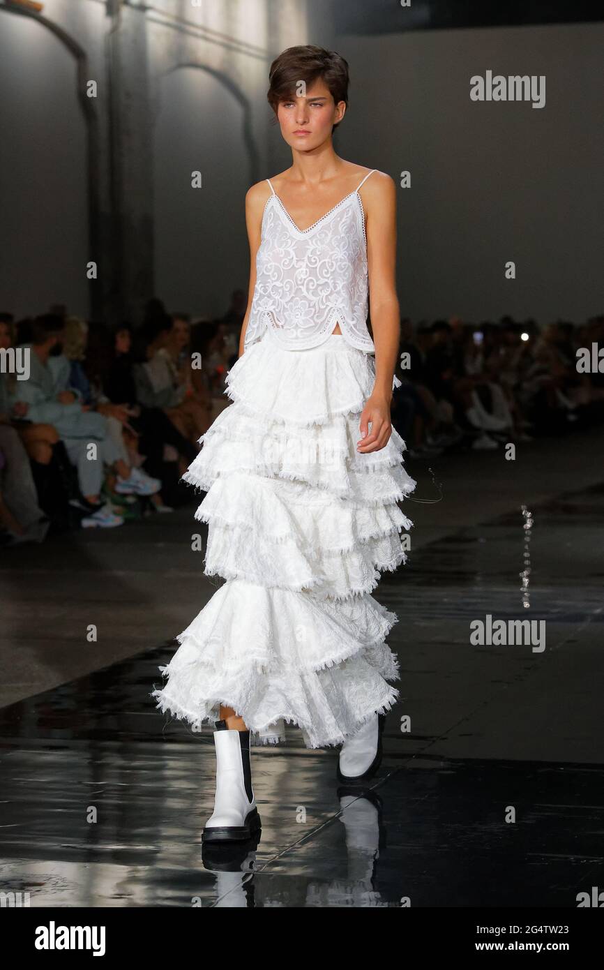 Astrd Holler läuft während der IXIAH-Show während der Afterpay Australian Fashion Week Resort 2022 Collections am 1. Juni 2 auf der Carriageworks Stockfoto