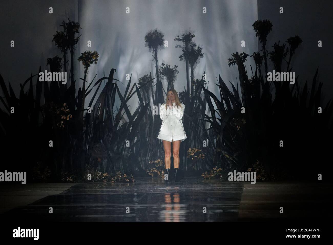 Designer Krystel Davis dankt dem Publikum, das die IXIAH Show während der Afterpay Australian Fashion Week Resort 2022 Collections in Carriagevor verfolgt hat Stockfoto