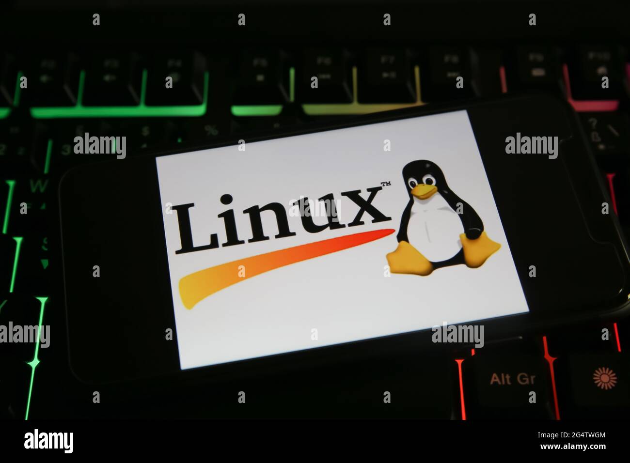 Viersen, Deutschland - Juni 9. 2021: Nahaufnahme des Handybildschirms mit Logo-Schriftzug von linux auf der Computertastatur Stockfoto