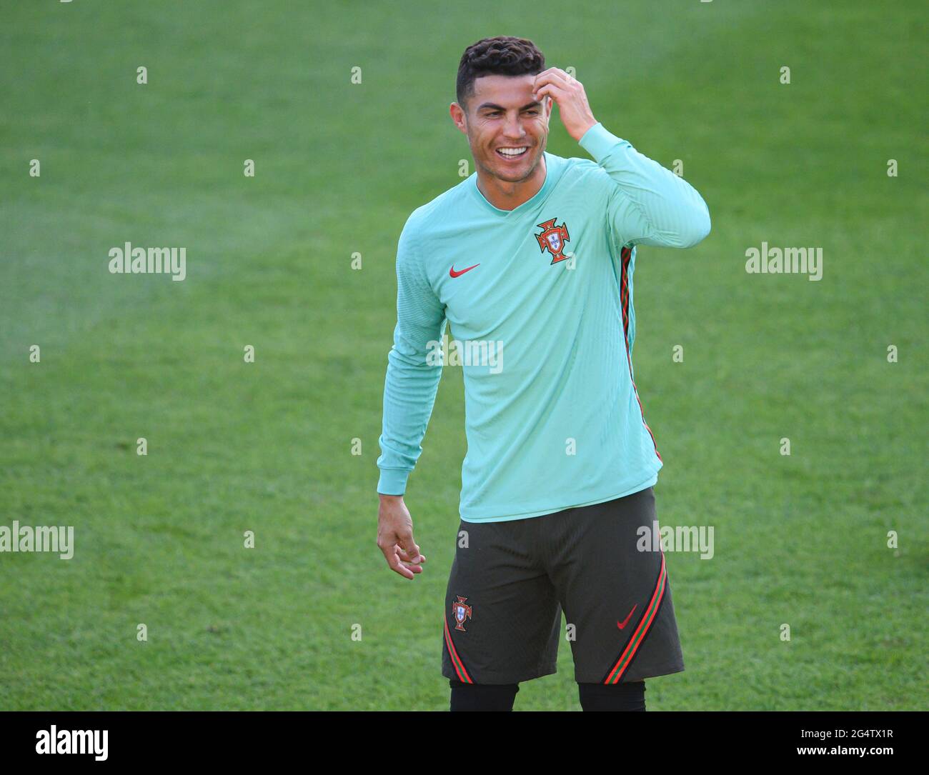 Budapest, Ungarn. Juni 2021. Fußball: Europameisterschaft, Gruppe F, vor dem Spiel Portugal - Frankreich, Abschlusstraining Portugal, im Illovszky Rudolf Stadium. Die Gesten von Cristiano Ronaldo in Portugal. Kredit: Robert Michael/dpa-Zentralbild/dpa - WICHTIGER HINWEIS: Gemäß den Bestimmungen der DFL Deutsche Fußball Liga und/oder des DFB Deutscher Fußball-Bund ist es untersagt, im Stadion und/oder vom Spiel aufgenommene Fotos in Form von Sequenzbildern und/oder videoähnlichen Fotoserien zu verwenden oder zu verwenden./dpa/Alamy Live News Stockfoto