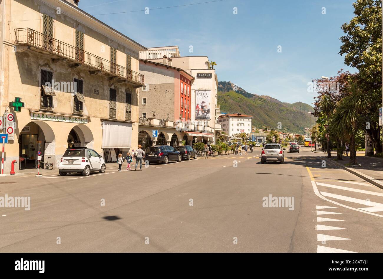 Locarno, Tessin, Schweiz - 4. Mai 2016: Hauptstraße im Zentrum von Locarno. Stadtlandschaft. Stockfoto