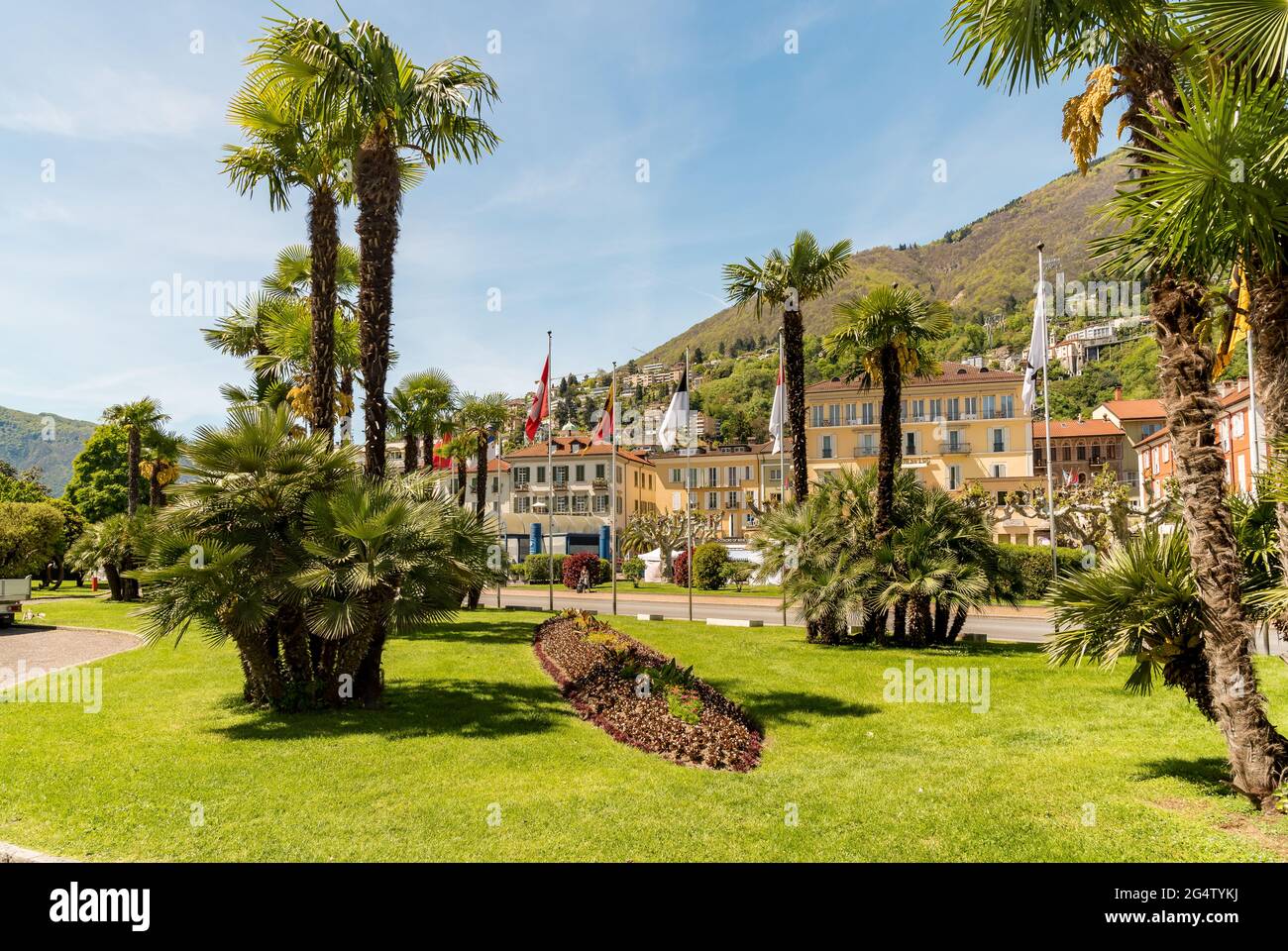 Grüne Gärten im Zentrum von Locarno, Tessin, Schweiz, die im Frühling mit Palmen und Blumen geschmückt sind Stockfoto