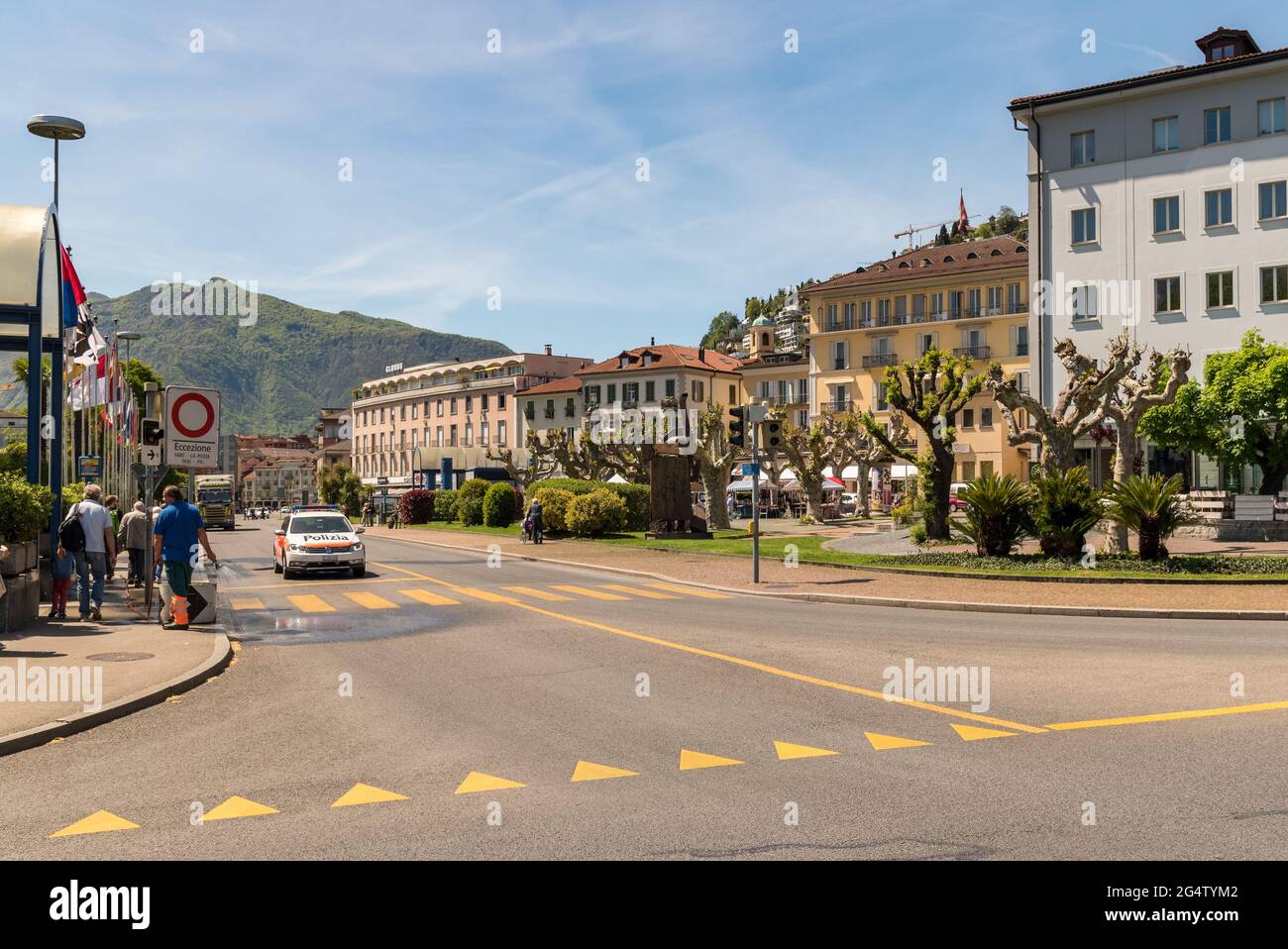 Locarno, Tessin, Schweiz - 4. Mai 2016: Hauptstraße im Zentrum von Locarno. Stadtlandschaft. Stockfoto