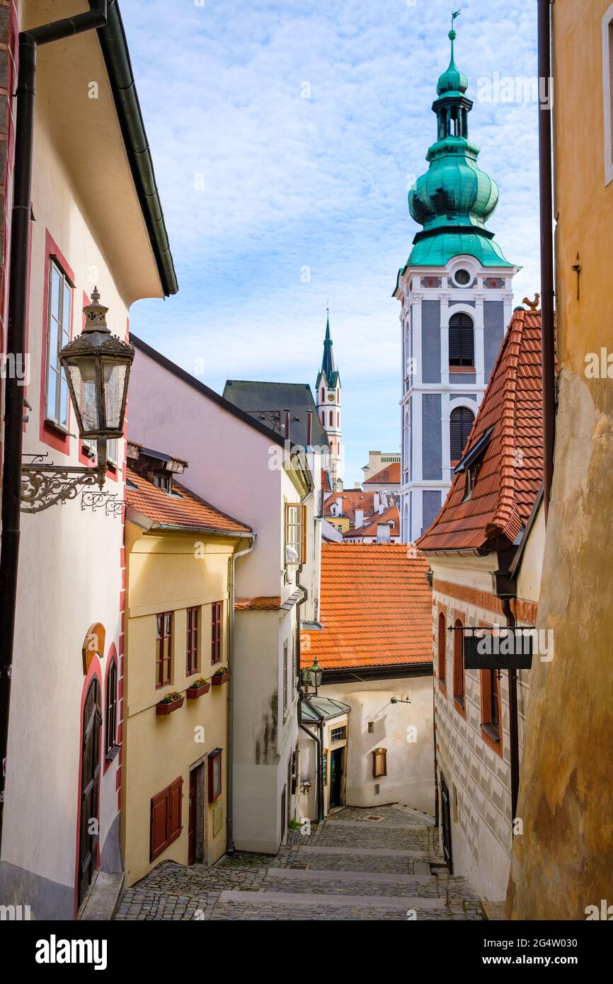 Enge Straße und Kirche in der Altstadt in Cesky Krumlov, Tschechische Republik Stockfoto