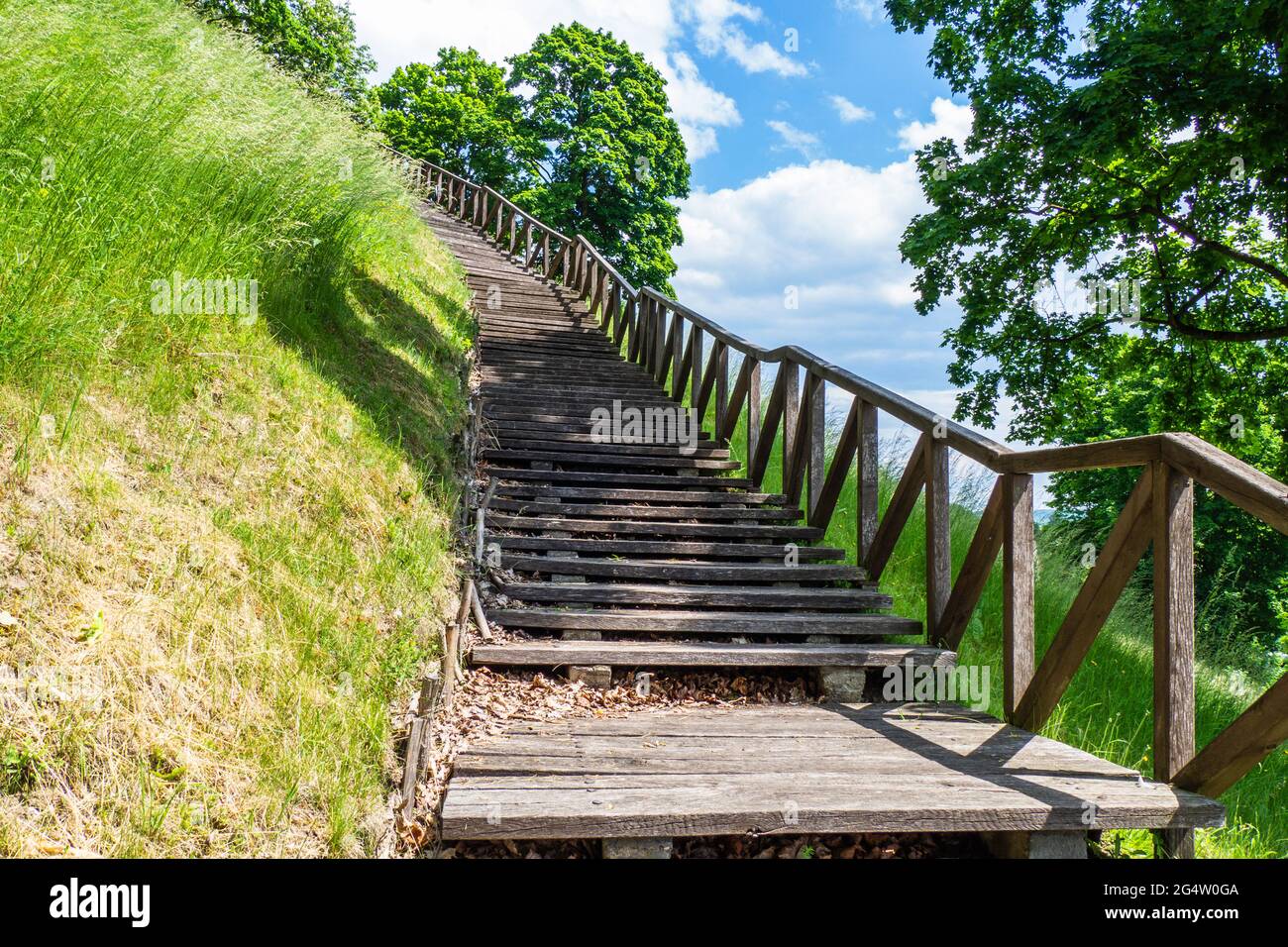 Holztreppe auf den Gipfel des Hügels Veliuona, Litauen Stockfoto