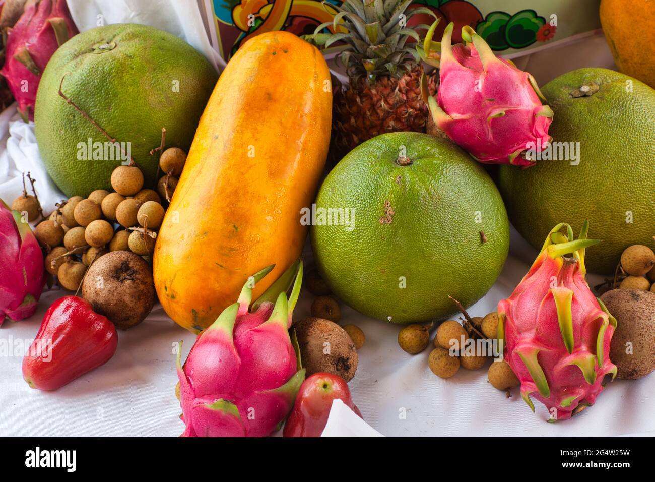 Präsentation tropischer Früchte im Restaurant eines Kreuzschiffs, das auf einem Tisch angeordnet ist Stockfoto