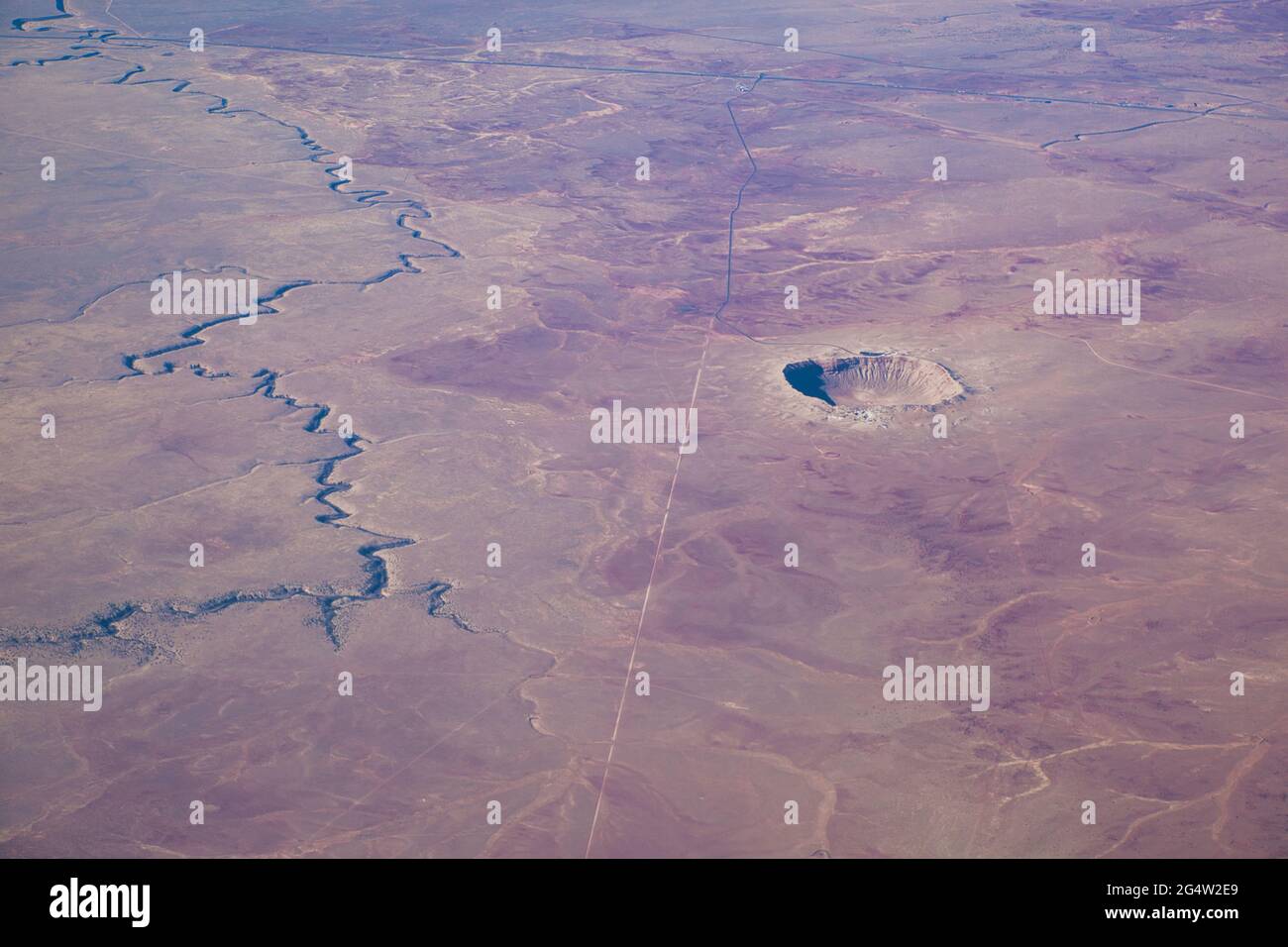 Barringer Meteoritenkrater, eine Luftaufnahme von hoch oben, die die umgebende Halbwüste, Arizona, USA, zeigt Stockfoto