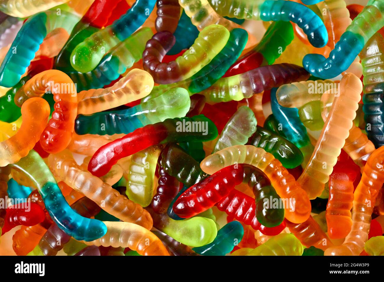 Voller Rahmen von bunten Gummiwürmern Stockfoto