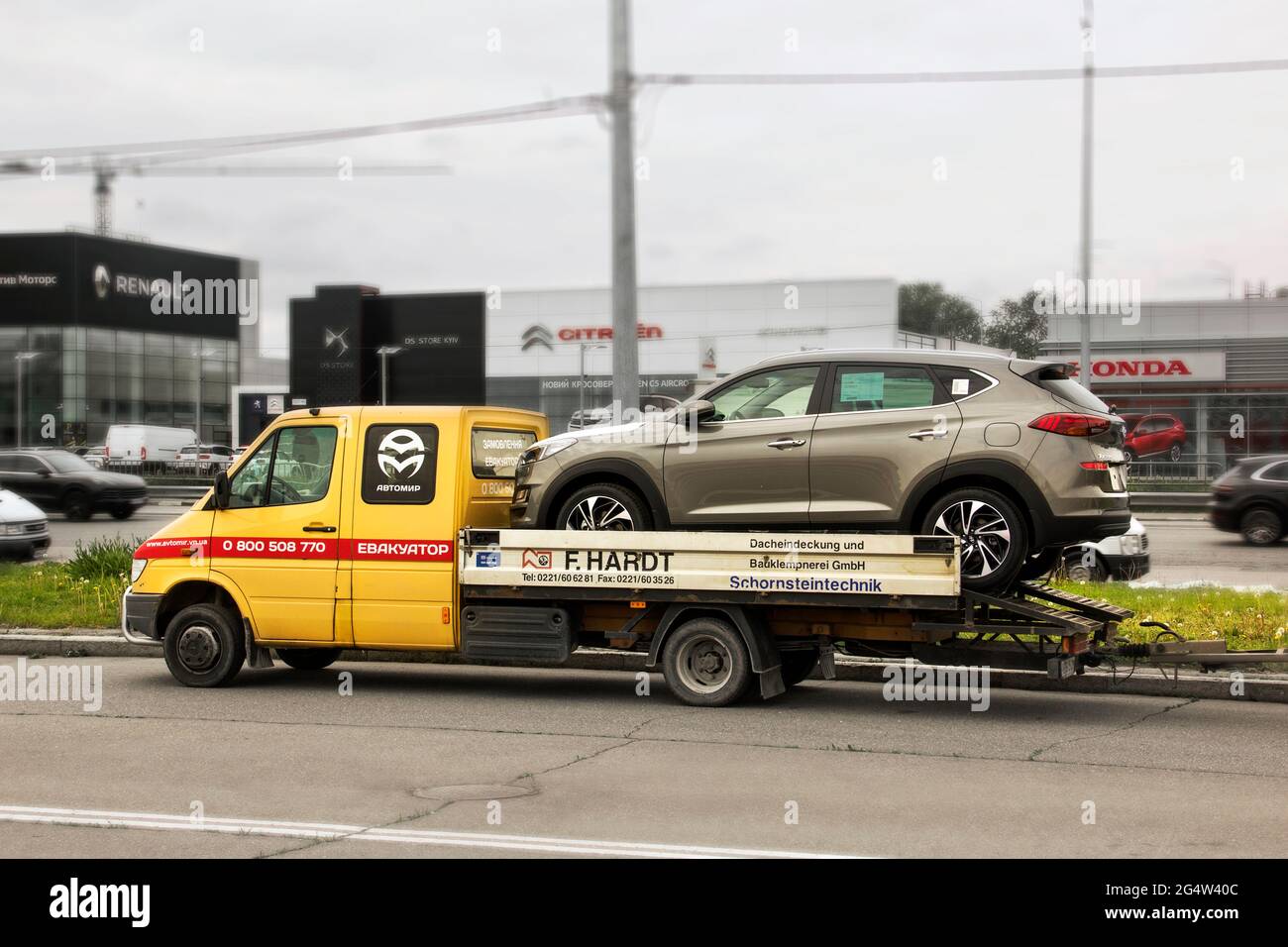 Kiew, Ukraine - 19. Mai 2020: Auto auf einem Abschleppwagen. Hyundai Tucson SUV Stockfoto