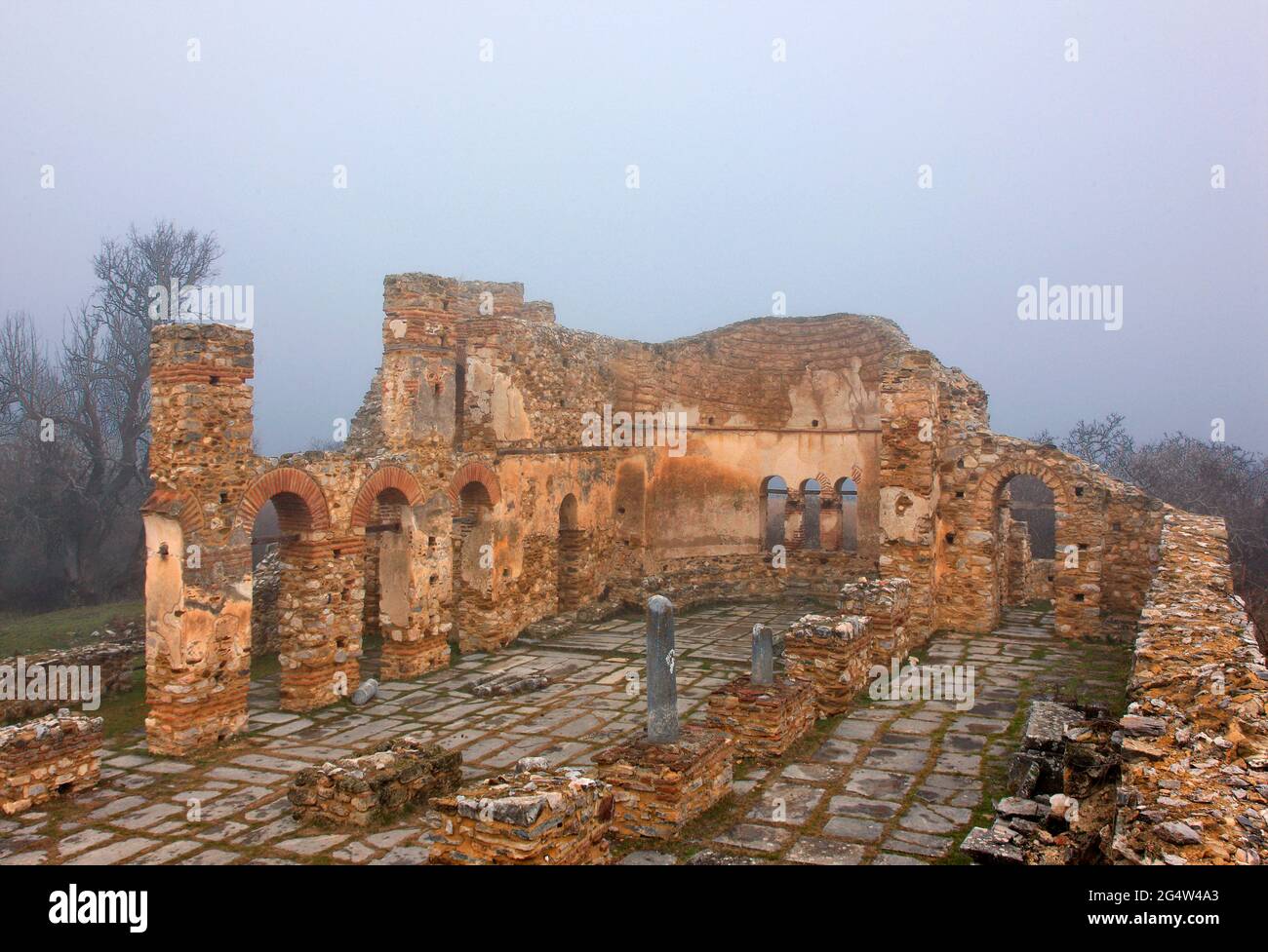 AGIOS ACHILLEOS, GRIECHENLAND. Die Basilika Agios Achilleios (10. Jahrhundert), die Insel Agios Achilleios, der Mikri Prespa-See, Präfektur Florina, Mazedonien Stockfoto