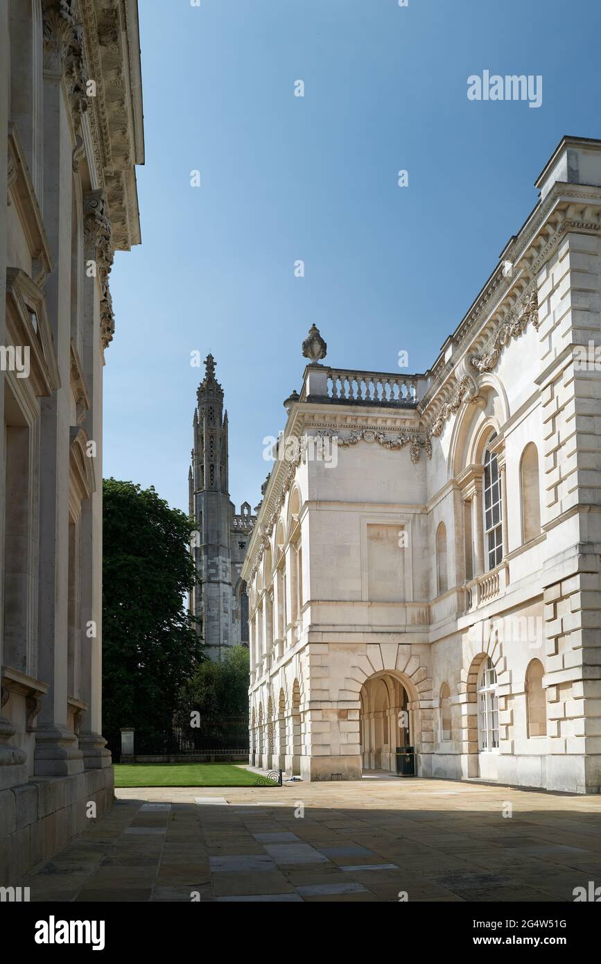 Das Gebäude der alten Schulen an der Universität von Cambridge, England, mit dem Senatshaus auf der linken Seite und der College-Kapelle von King's im Hintergrund. Stockfoto