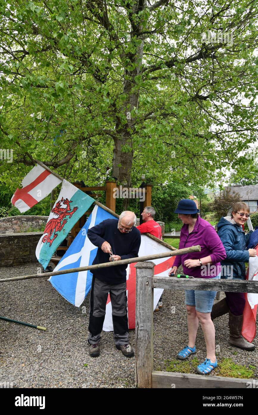 Bewohner des südlichen Shropshire-Dorfes Aston auf Clun bereiten den berühmten schwarzen Pappelbaum für den Arbor Day vor. Diese Pappel, bekannt als der Arbor Tree b Stockfoto