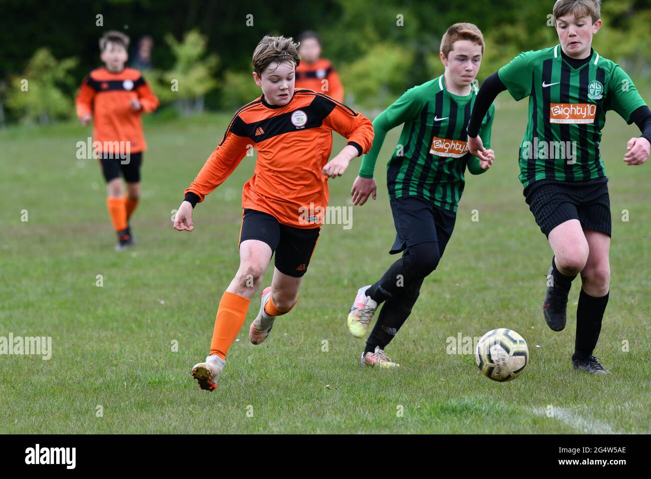 Juniorfußballspiel-Action für Jungen Großbritannien Stockfoto