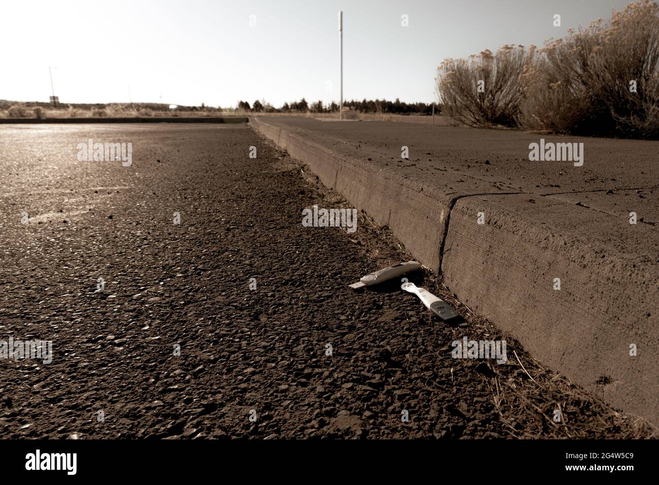 Schwangerschaftstest auf der Landstraße abgeschwächt Sepia getönten Stockfoto