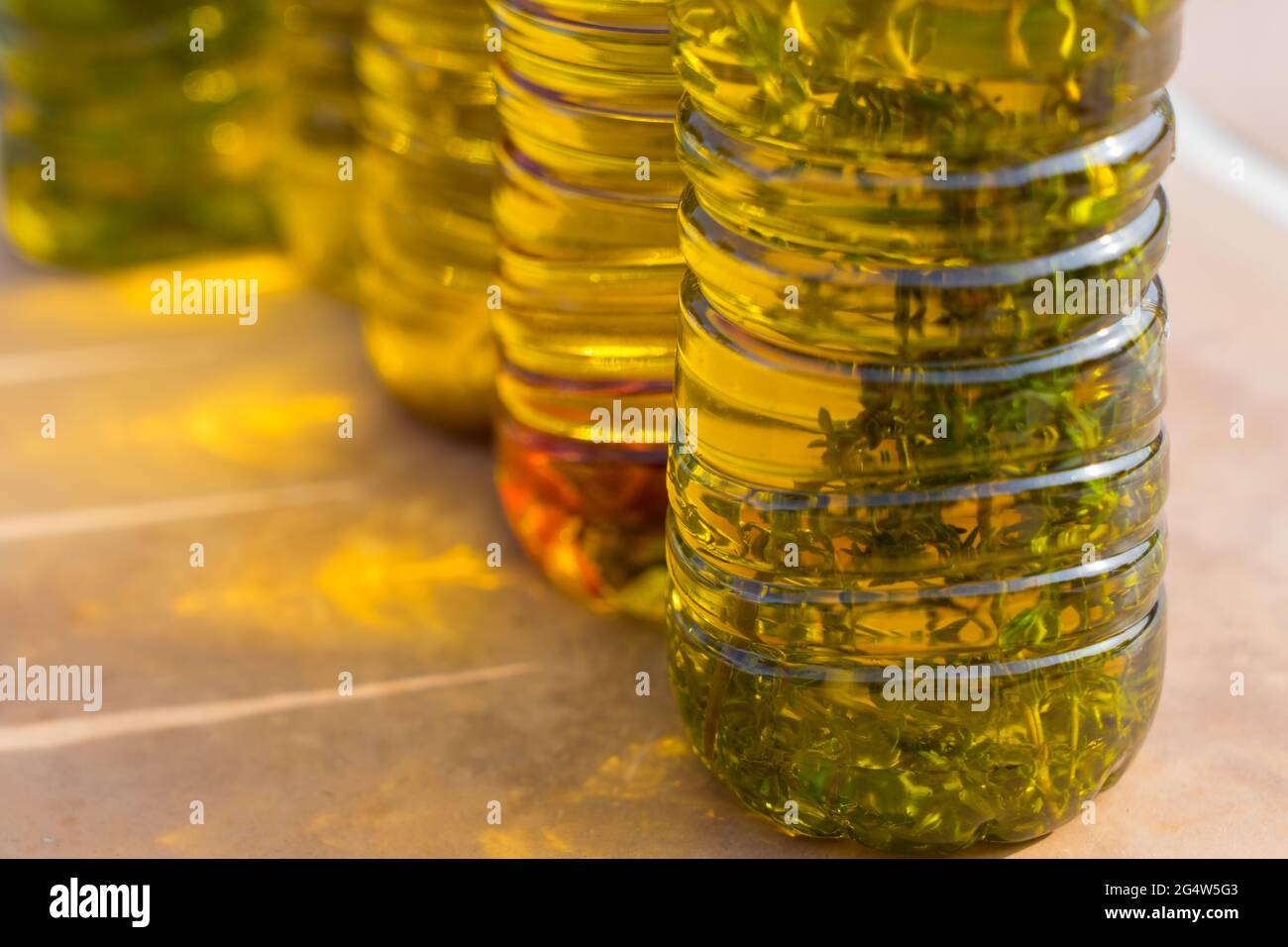 Frische kaltgepresste Olivenöle, die aus Thymian und aromatischen mediterranen Kräutern hergestellt werden Stockfoto