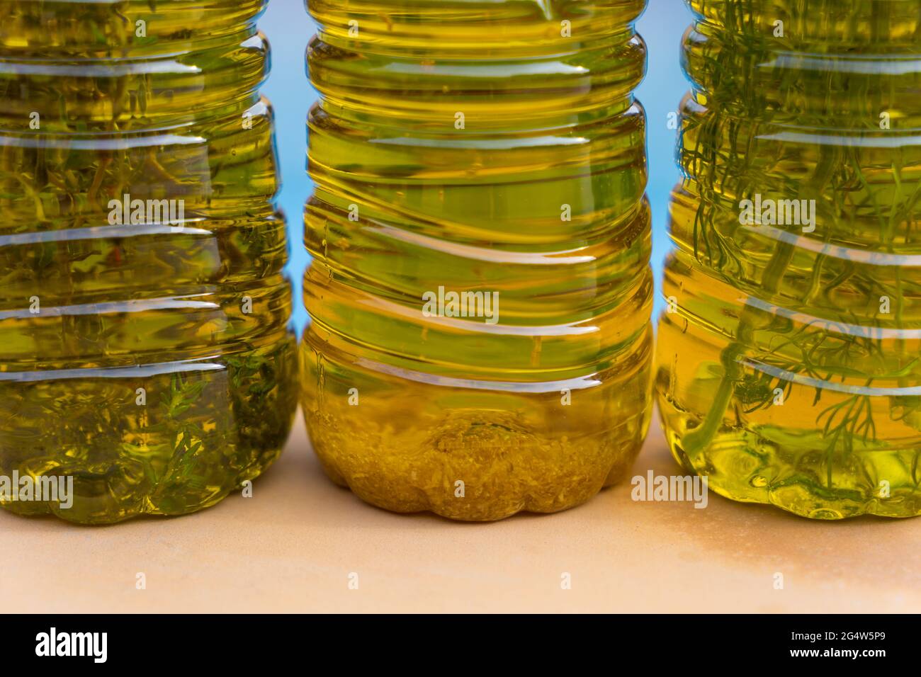 Nahaufnahme von natürlichen goldenen Olivenölen in aromatischen mediterranen Aromen Stockfoto