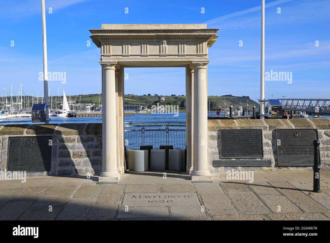 Die Mayflower-Treppe, ein Gedenkportikus mit dorischen Säulen, der den ungefähren Ort markiert, an dem die Mayflower 1620 in Großbritannien in die USA segelte Stockfoto