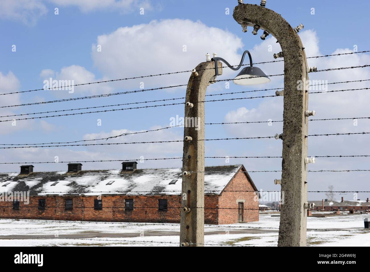 POLEN Auschwitz-Birkenau, Konzentrationslager des deutschen Nazi-Regimes, wo 1 Million juden von der SS (1940–1945) ermordet wurden, UNESCO-Welterbe, Zaun und barack für Gefangene / POLEN Auschwitz-Birkenau II, deutsches nationalistisches Konzentrations- und Vernichtungslager (1940–1945) , hier wurden ca. 1 Million Juden durch die SS ermordet Stockfoto