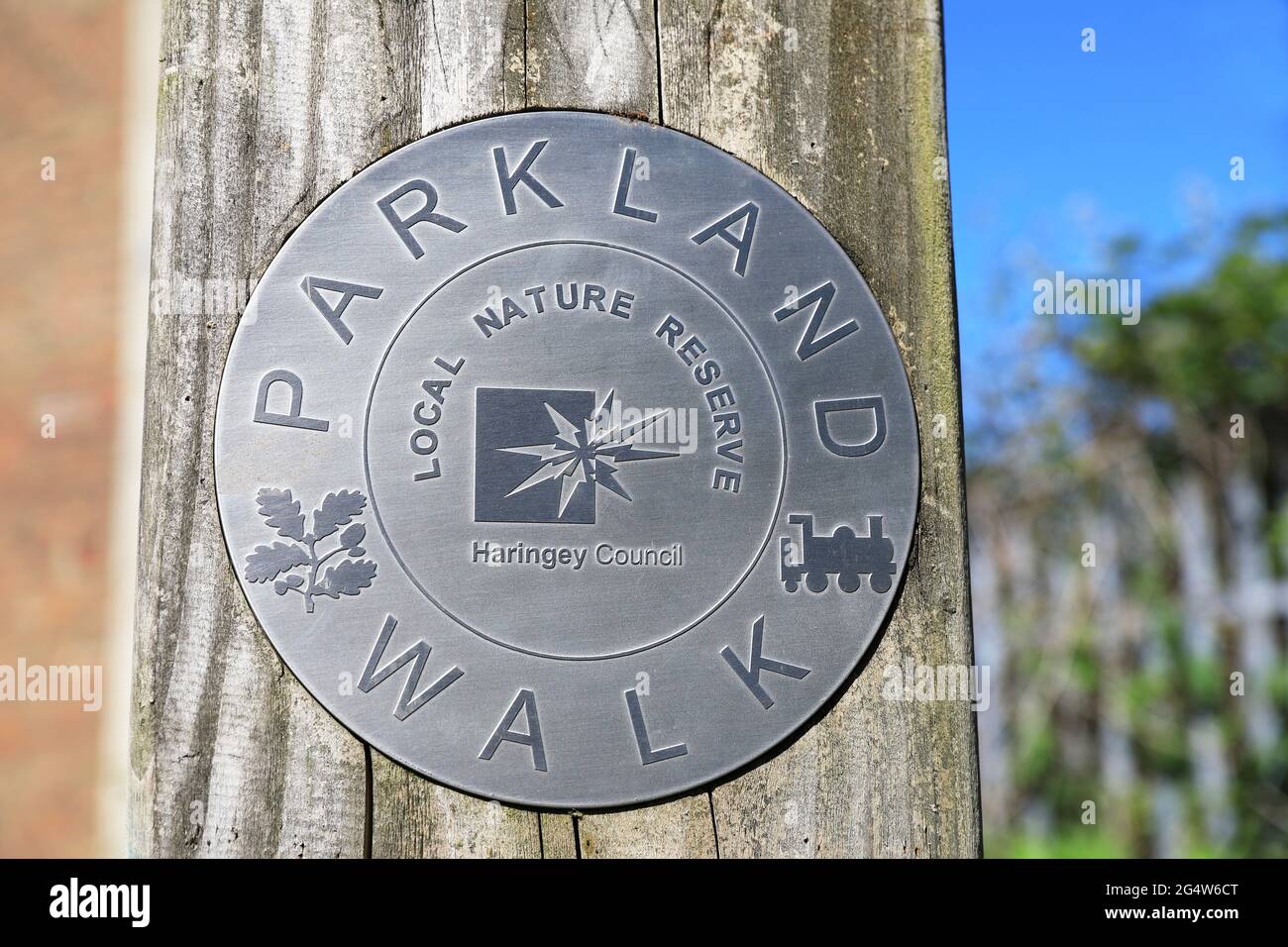 Parkland Walk, ein linearer Park, früher eine Eisenbahnlinie, der vom Finsbury Park nach Muswell Hill und heute ein Naturschutzgebiet im Norden Londons, Großbritannien, führt Stockfoto
