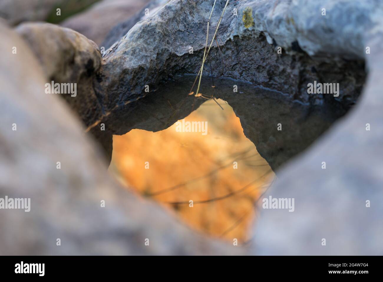 Orangefarbene braune Reflexion von Felsen in einem Wasserloch abstrakten Hintergrund Stockfoto