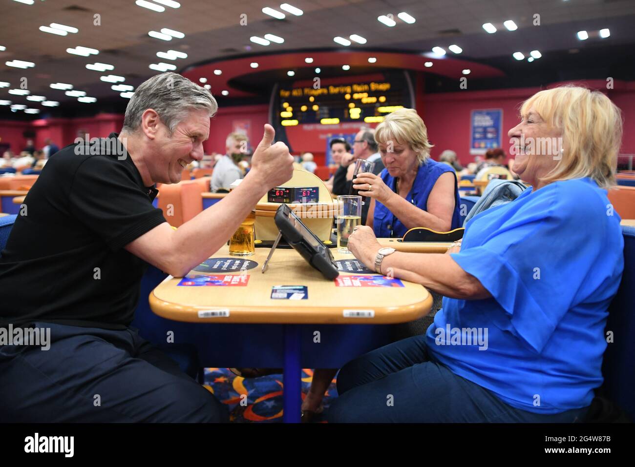 Sir Keir Starmer, der Leiter der Labour Party, chattet mit einem Kunden in der Bingohalle Buzz Bingo und Slots Room bei einem Besuch in Ipswich, Suffolk. Bilddatum: Mittwoch, 23. Juni 2021. Stockfoto